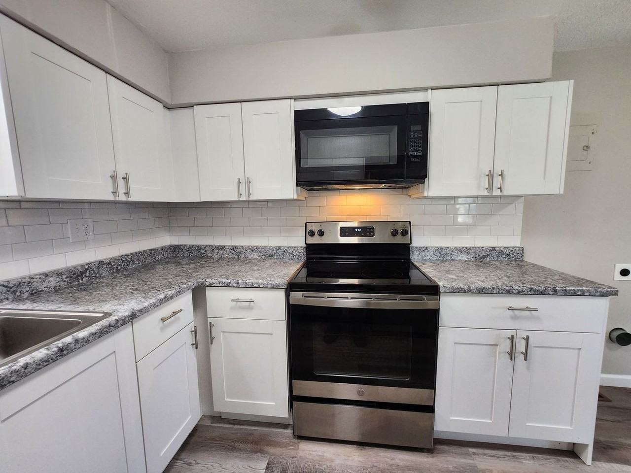 1628 S Cascade Ave #D - Photo 3 of 24