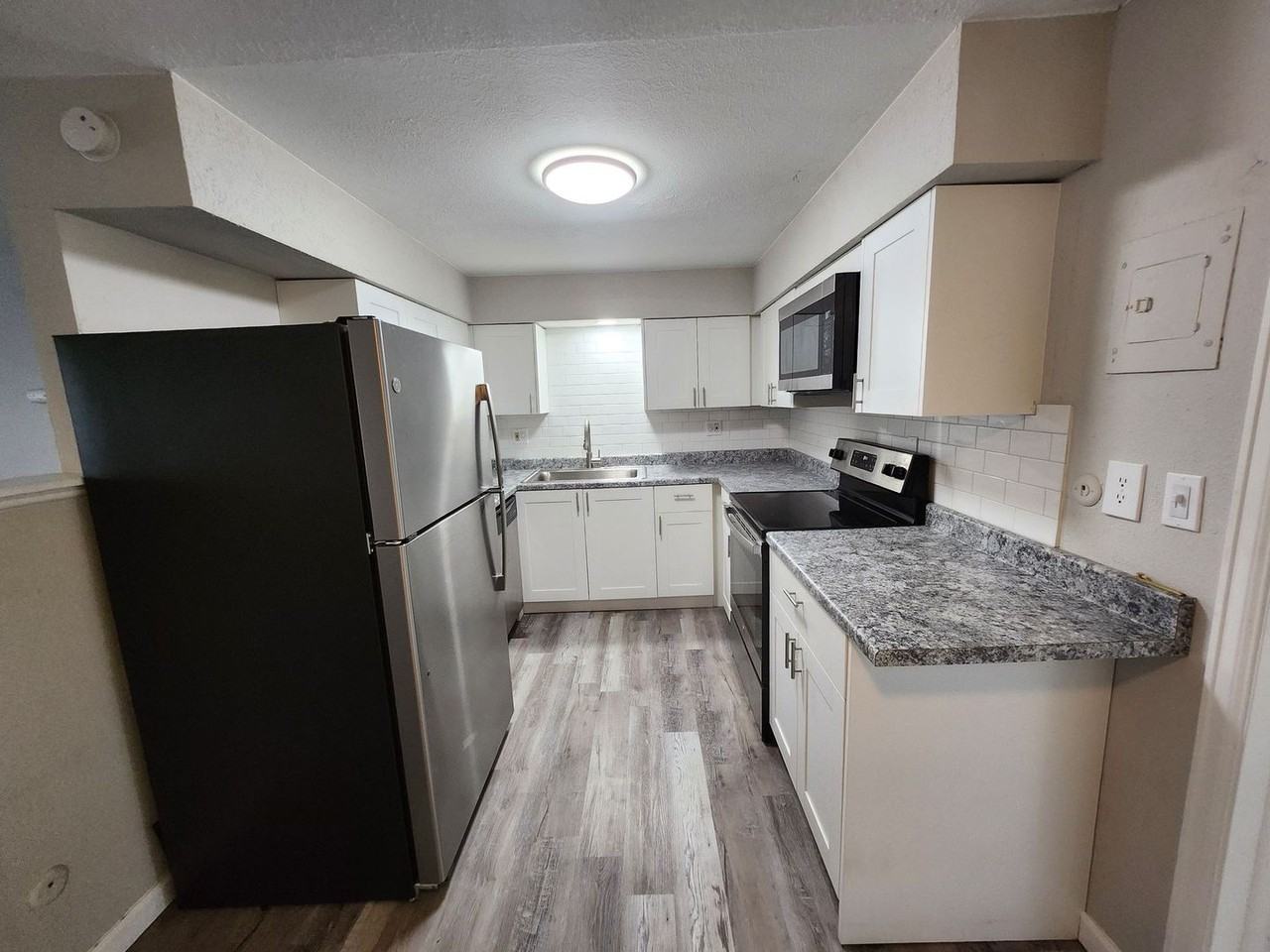 1628 S Cascade Ave #D - Photo 4 of 24