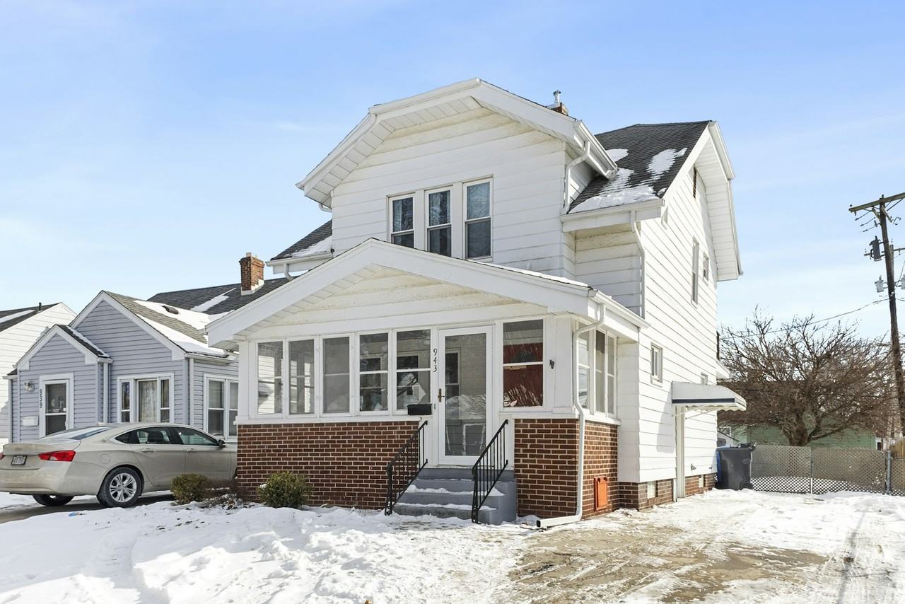 943 Cloverdale Road - Photo 2 of 25