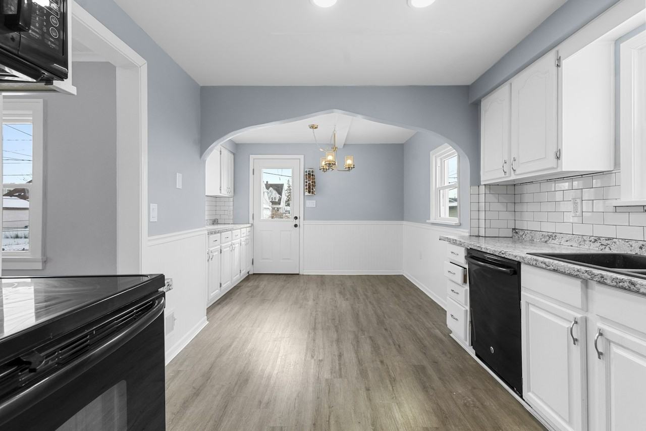 943 Cloverdale Road - Photo 7 of 25