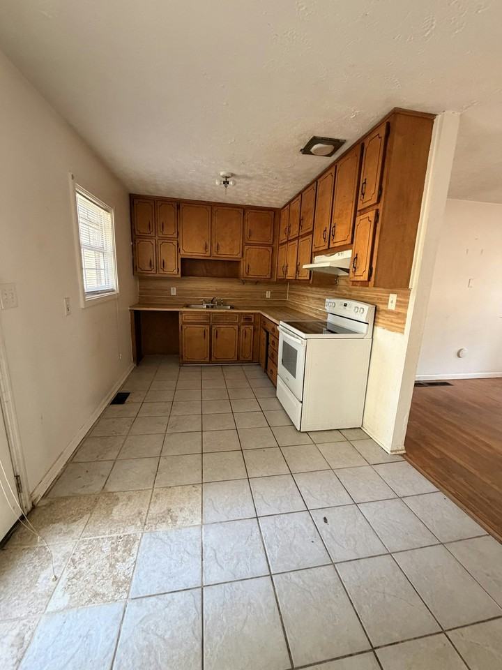 298 Roxbury Drive - Photo 4 of 9