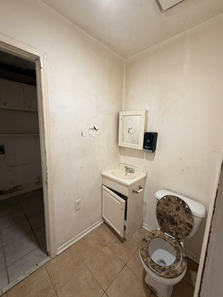 298 Roxbury Drive - Photo 5 of 9