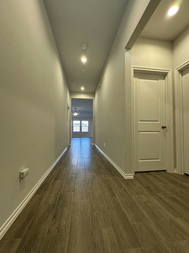 3404 Tahiti Ln - Photo 3 of 16