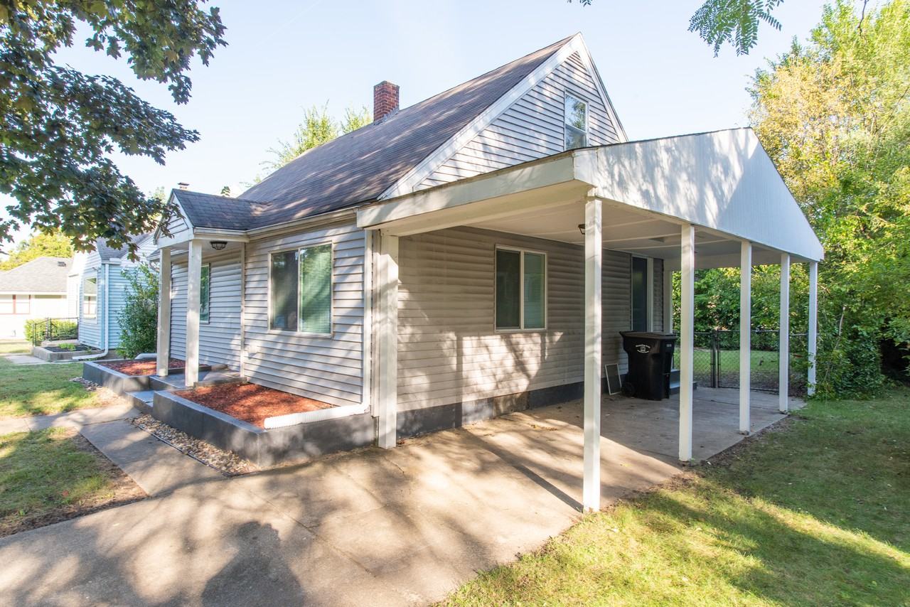 1353 Bissell St - Photo 2 of 18