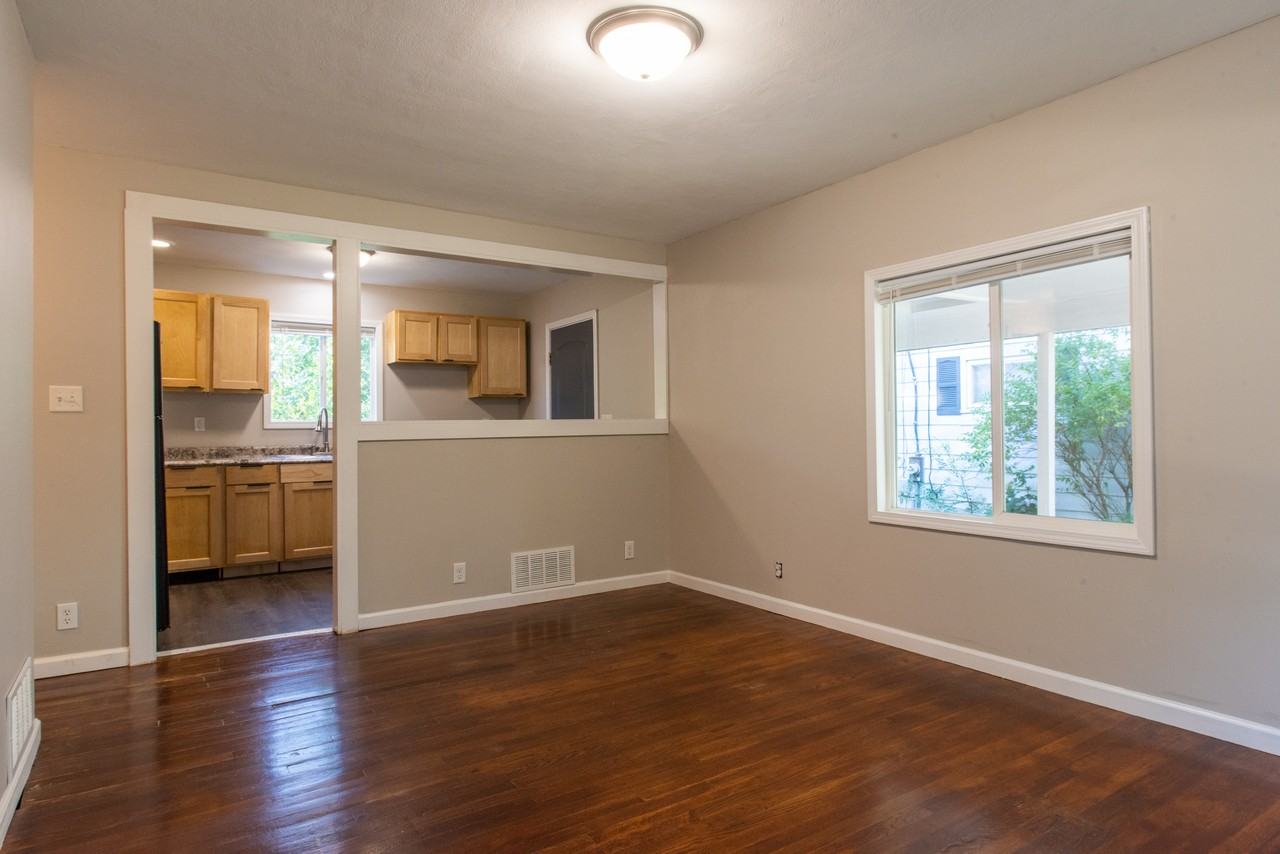 1353 Bissell St - Photo 4 of 18