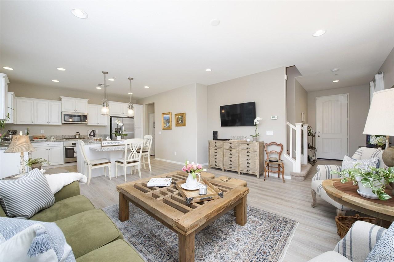 558 Moonlight Dr - Photo 3 of 12