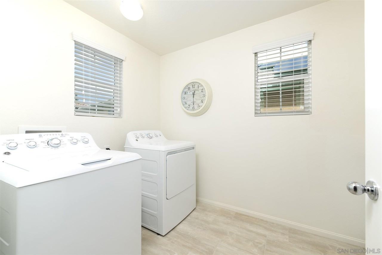 558 Moonlight Dr - Photo 6 of 12