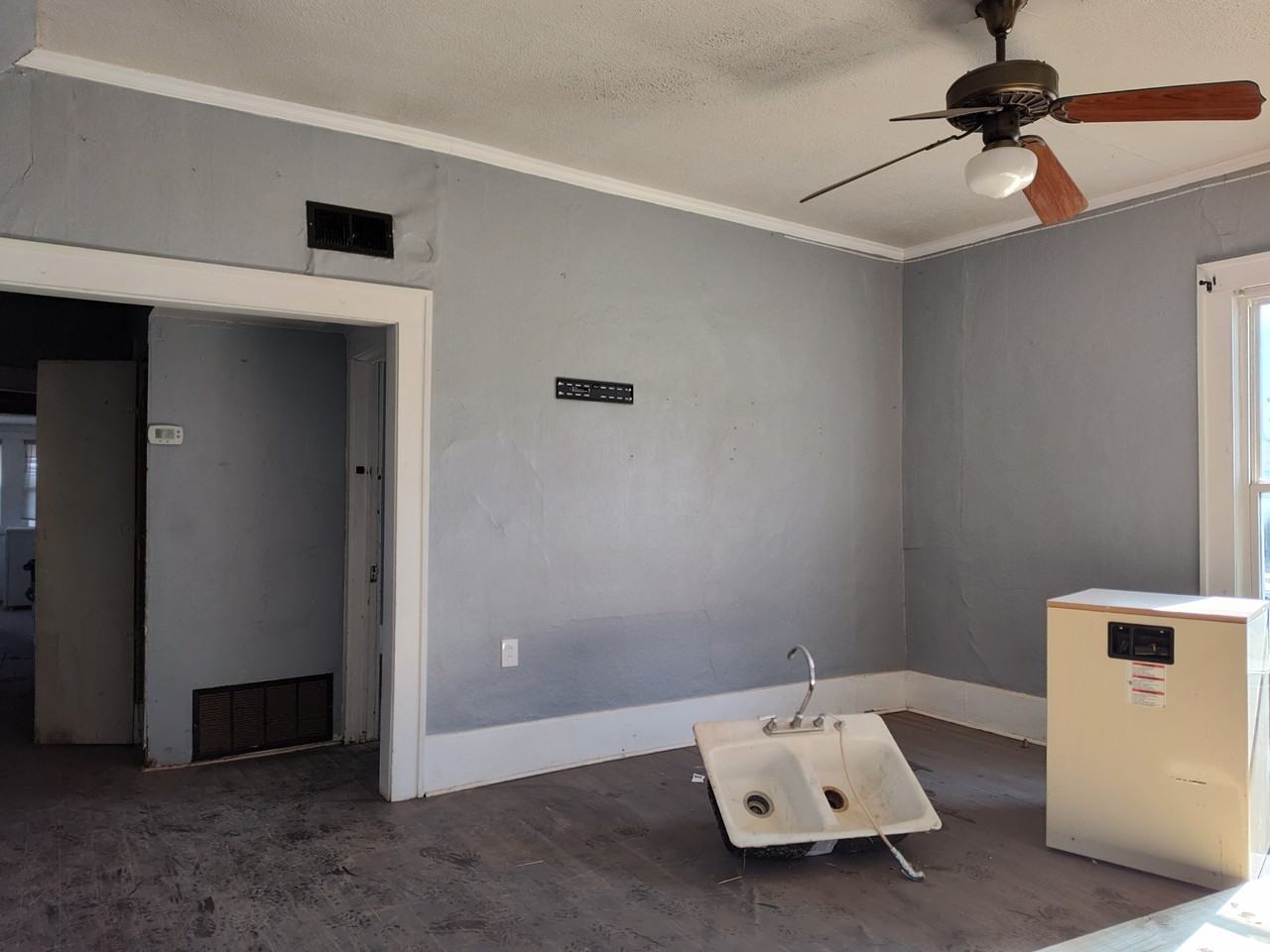 323 S West St - Photo 4 of 14