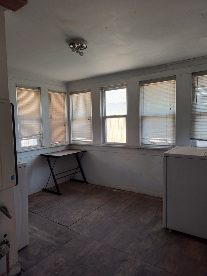 323 S West St - Photo 6 of 14