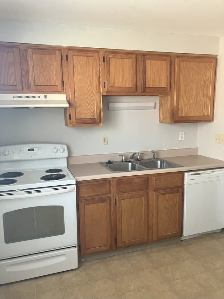 101 Riverdale Dr #F6 - Photo 6 of 16