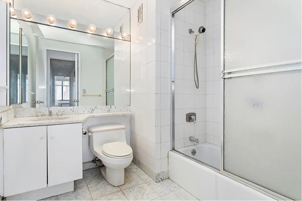 30 W 61st St - Photo 6 of 8