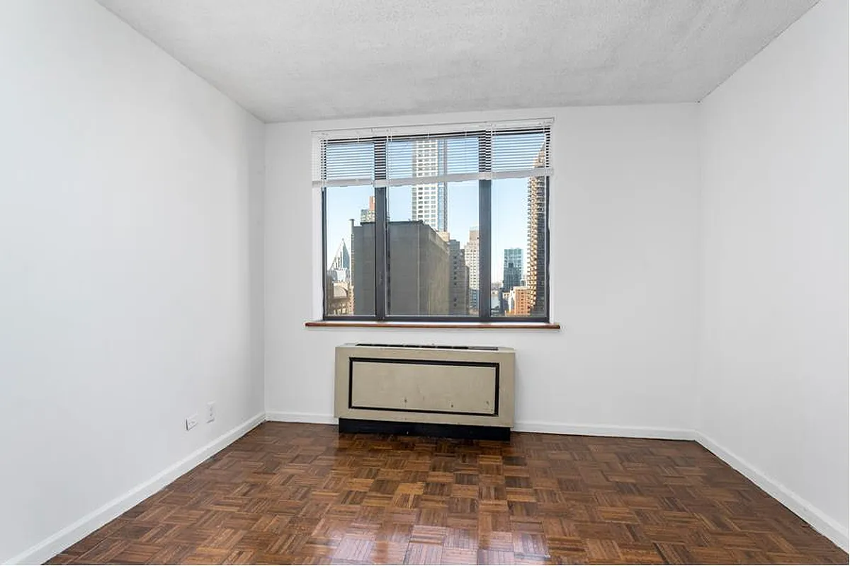 30 W 61st St - Photo 7 of 8