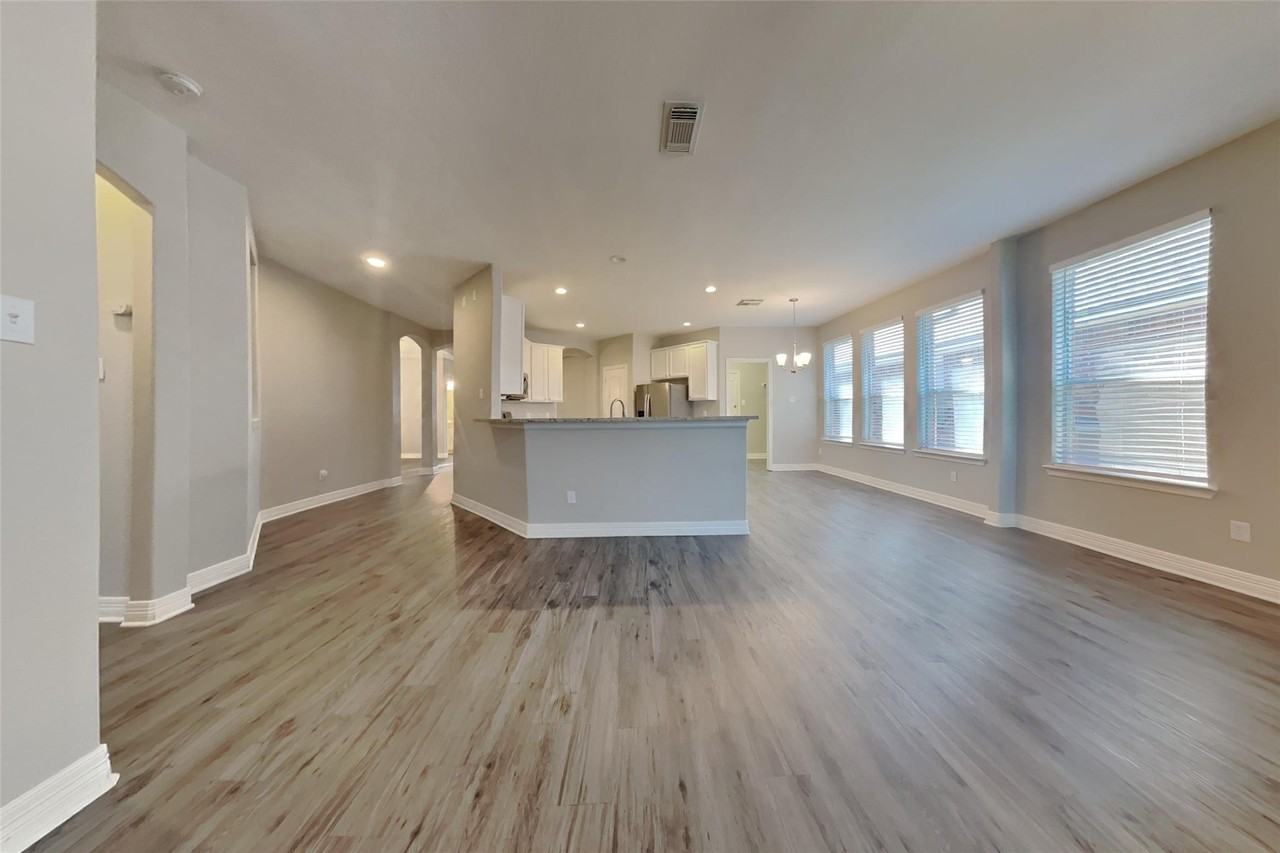 2815 Lockeridge Oaks Dr #NA - Photo 3 of 18