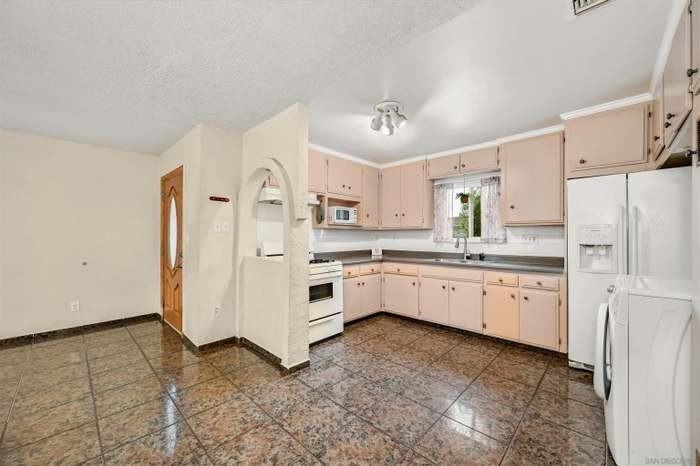 714 Begonia St - Photo 5 of 15