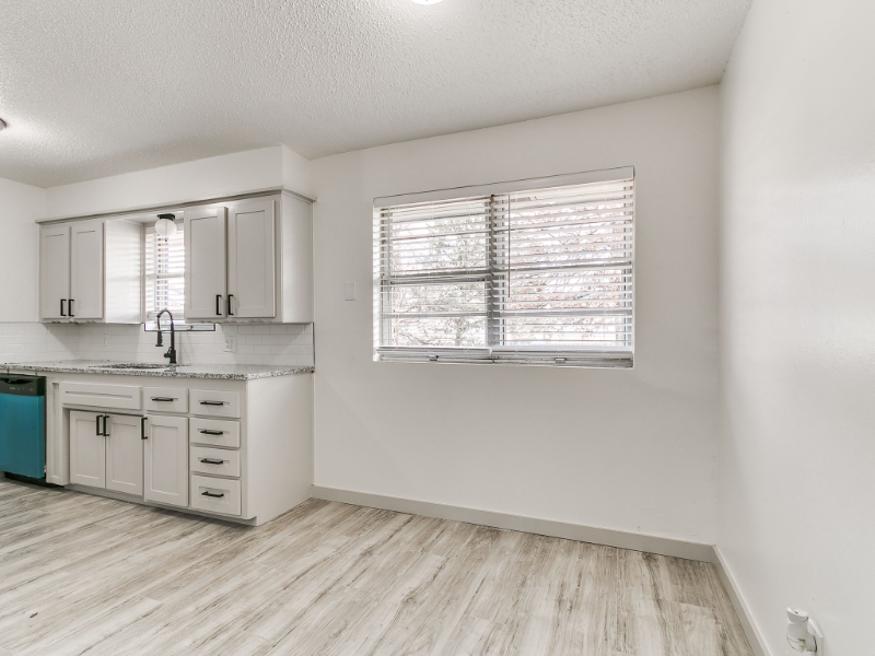 1112 N Norman Ave - Photo 5 of 19