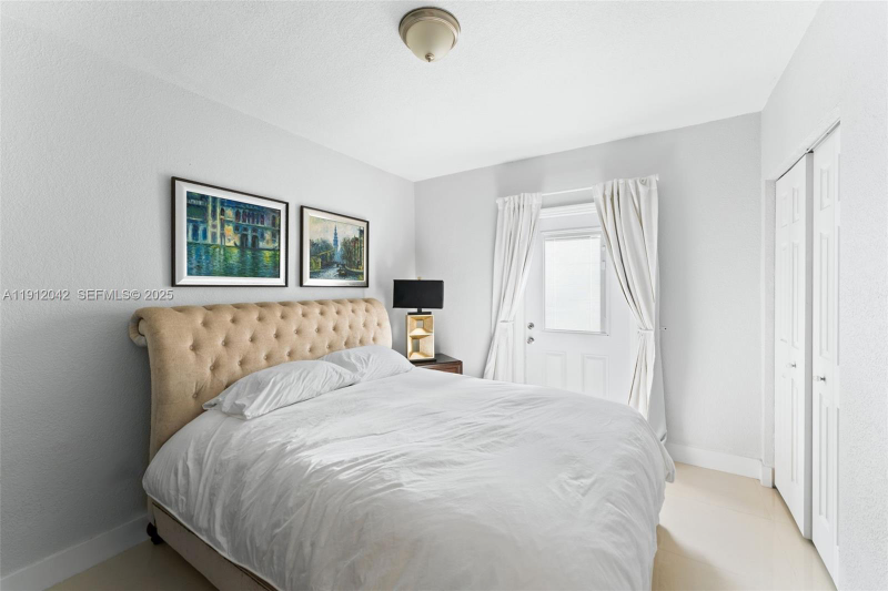 6371 Sw 23rd St - Photo 5 of 9