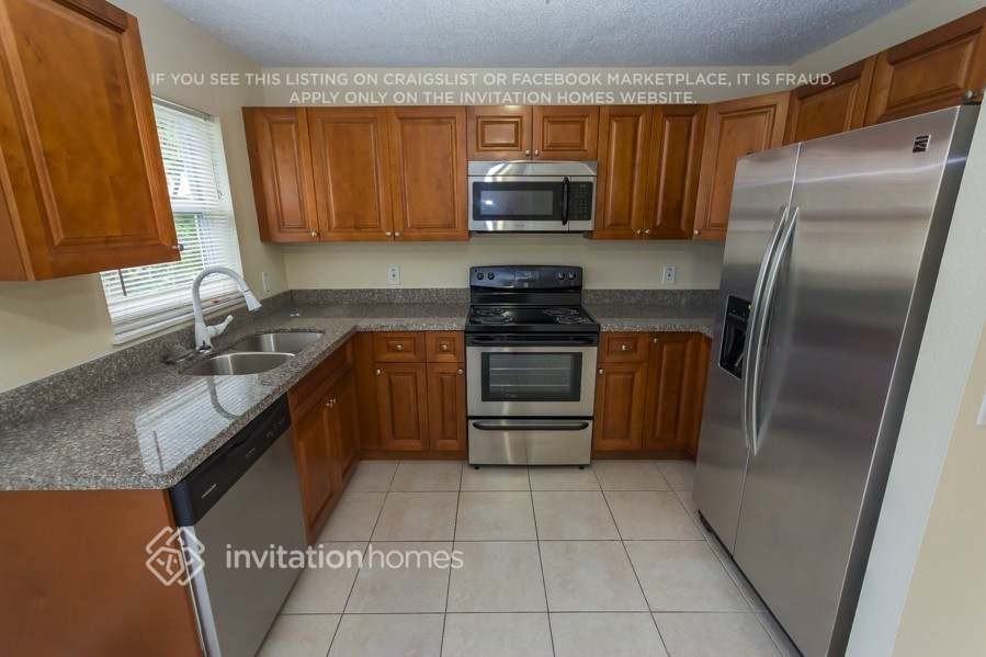 1055 Sw 4th Ave - Photo 4 of 12