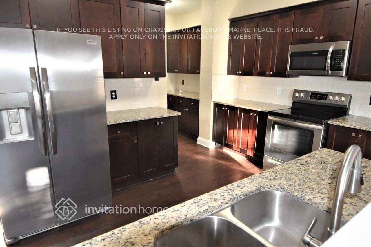 1040 Sapphire Dr - Photo 3 of 13