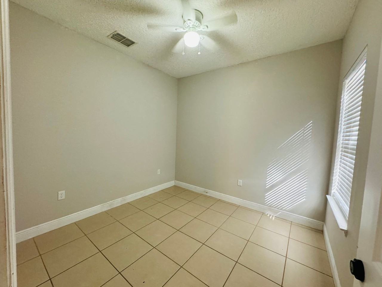 528 Finch Ln - Photo 7 of 21