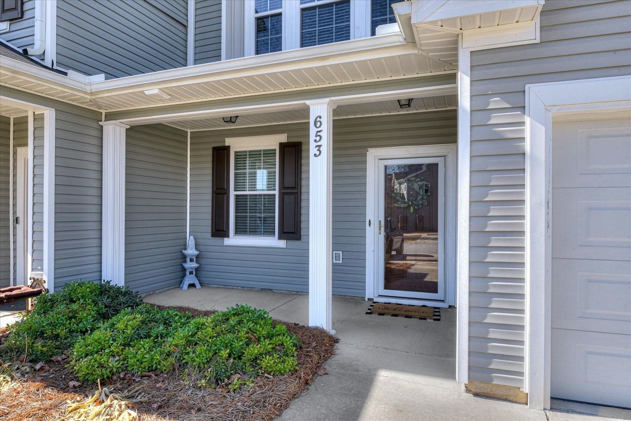 653 Aberdeen Cir - Photo 3 of 47