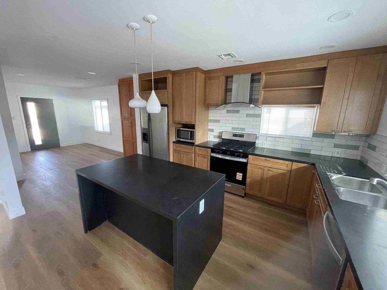 13408 Debby St - Photo 4 of 36