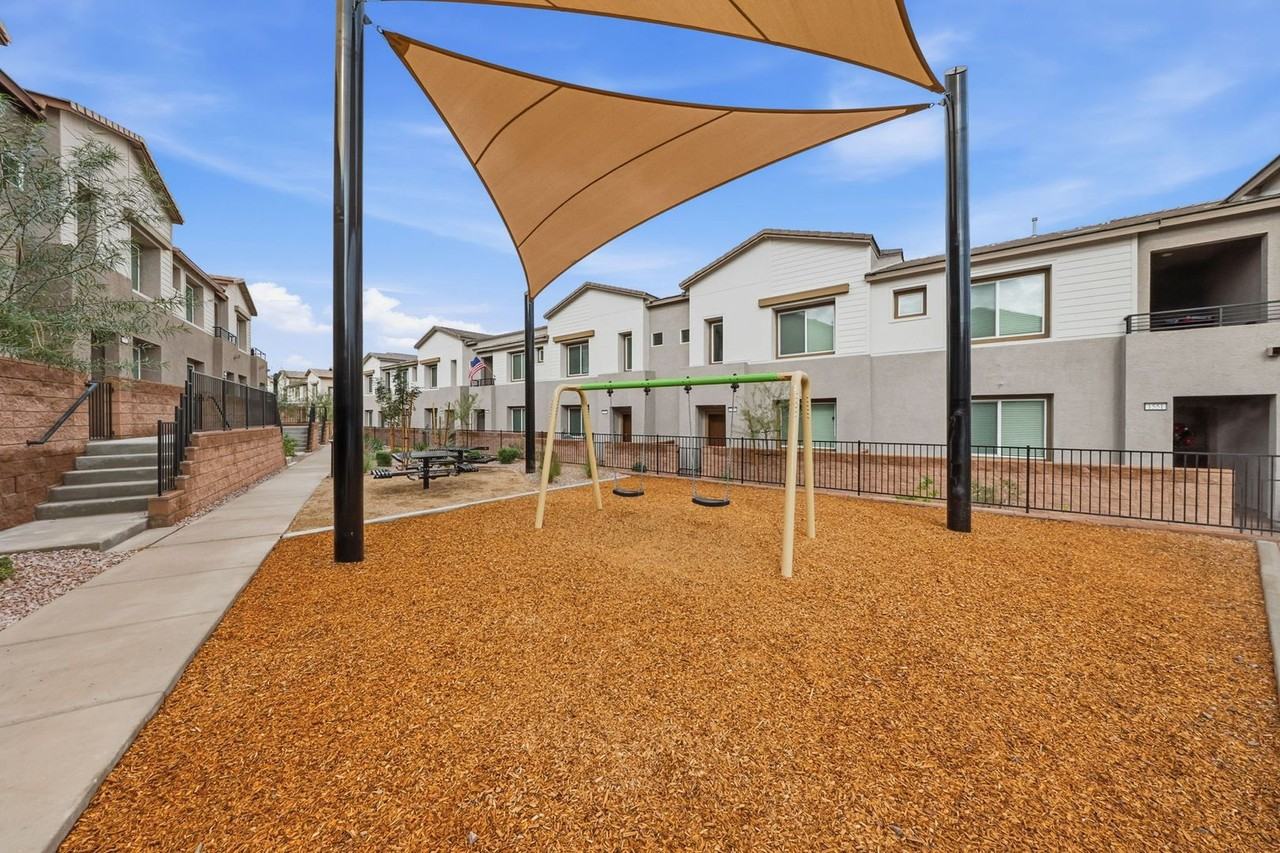 1529 Layla Crossing Ave - Photo 3 of 7