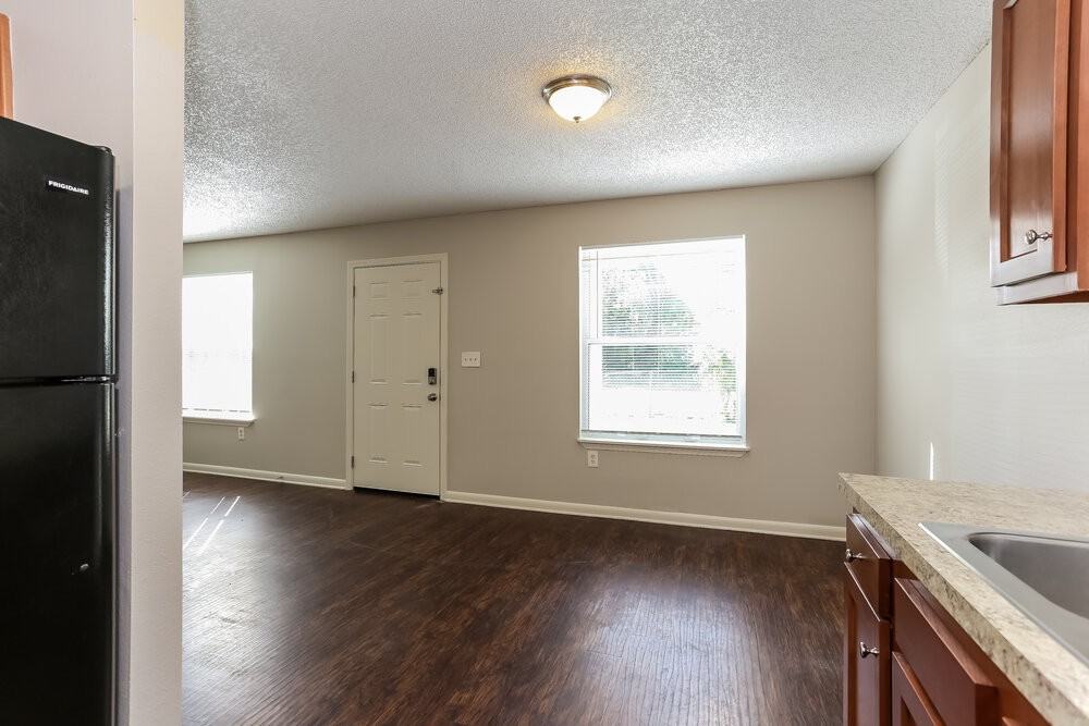 1353 Palmetto St - Photo 7 of 16