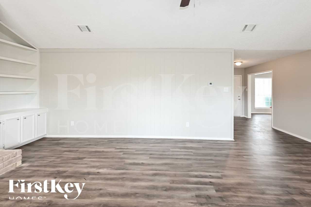 8222 Streamside Dr - Photo 5 of 18