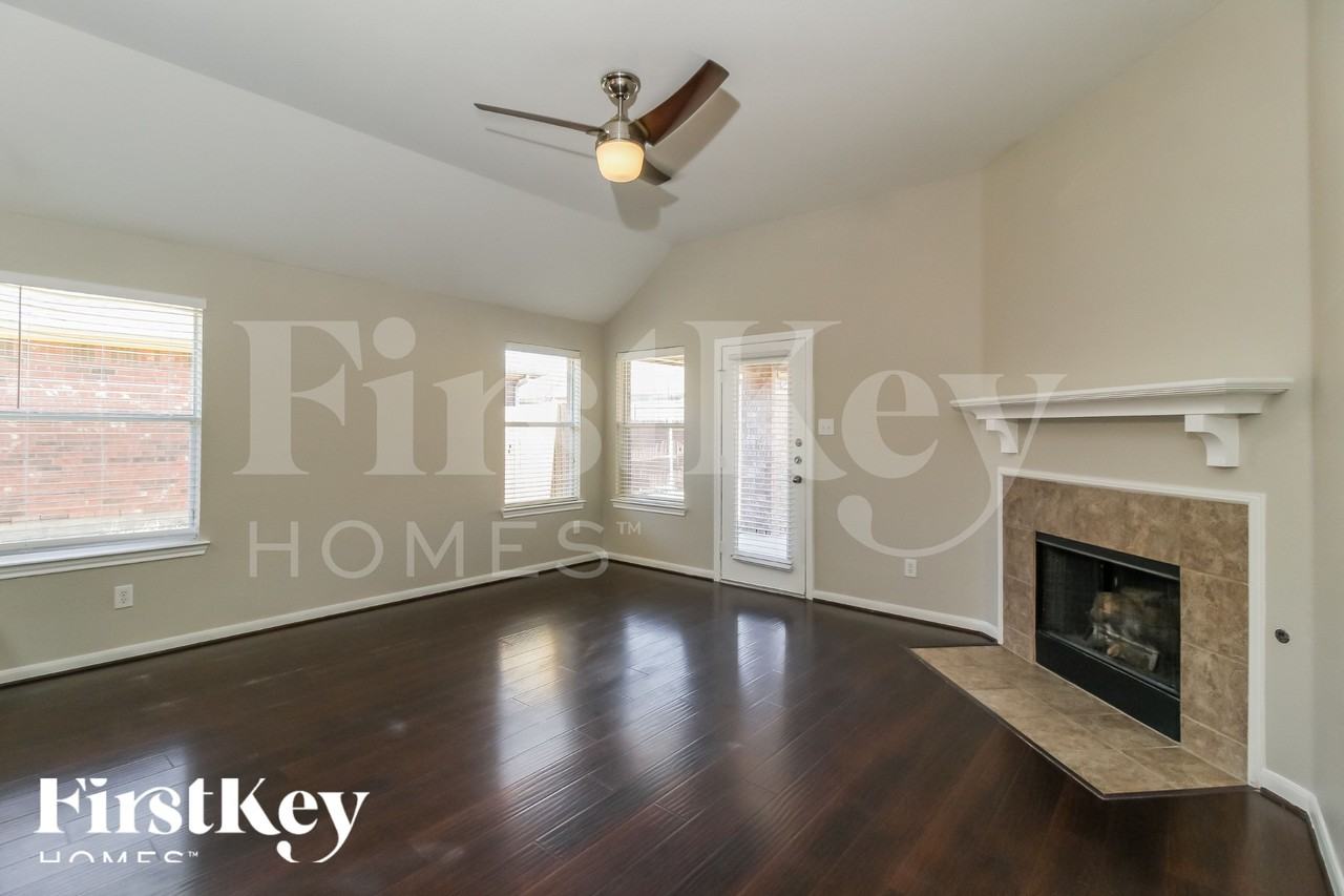 2341 Aurora Dr - Photo 3 of 18