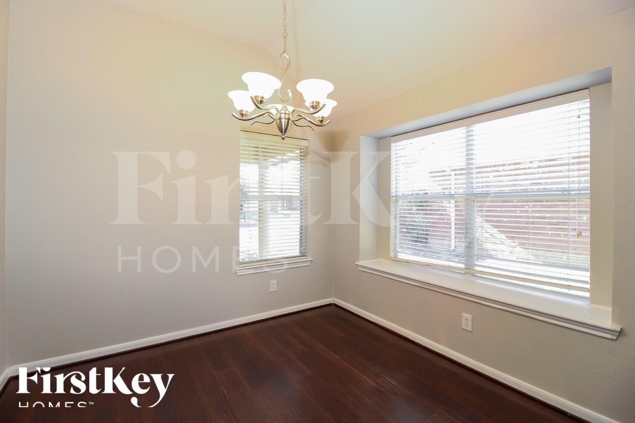 2341 Aurora Dr - Photo 5 of 18