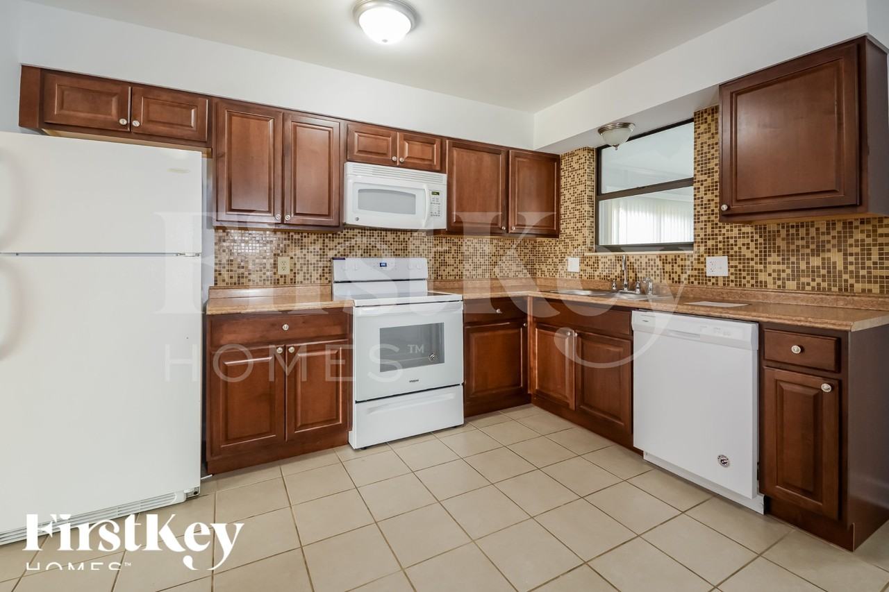 1865 Waybridge Ln - Photo 5 of 18