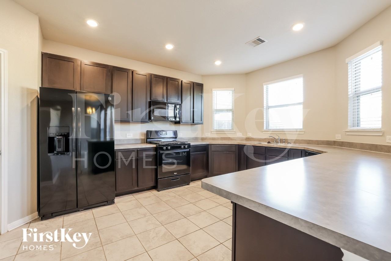 16330 Placewood Ct - Photo 5 of 19