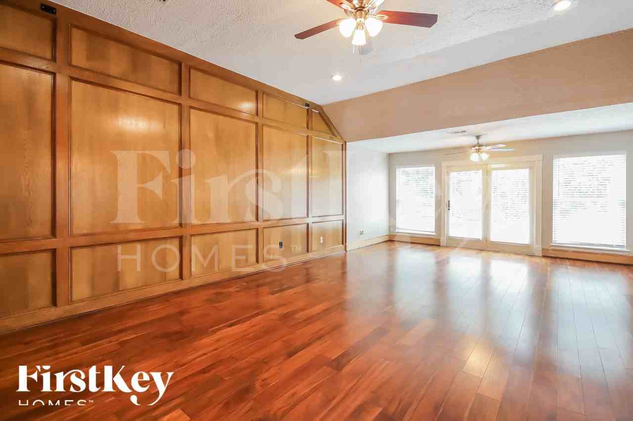 3823 Pleasant Valley Dr - Photo 2 of 18