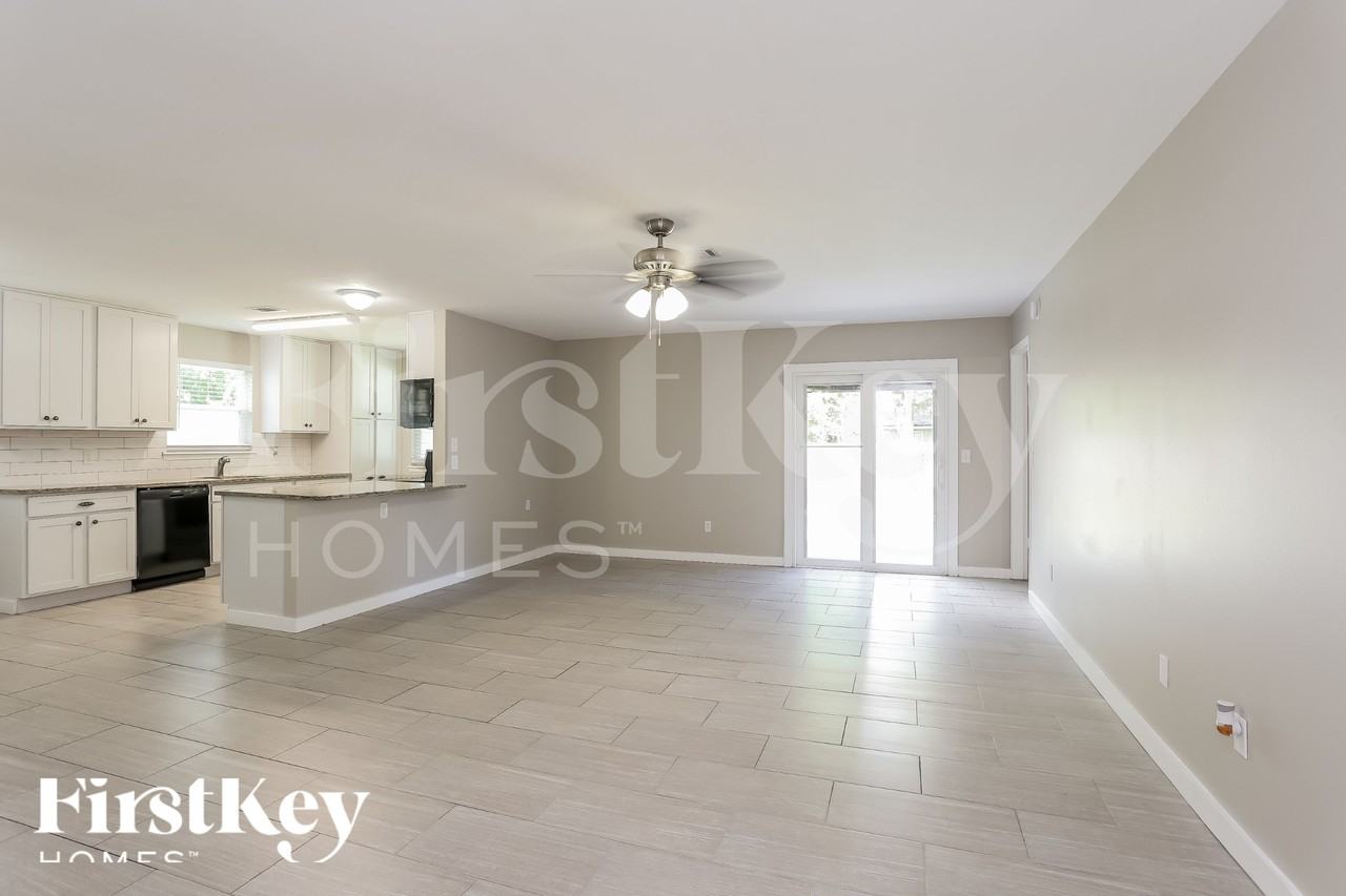 1047 Cove Landing Dr - Photo 3 of 15