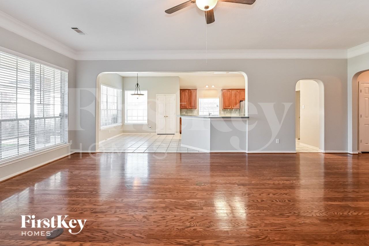 2870 Wimbledon Ln - Photo 3 of 16