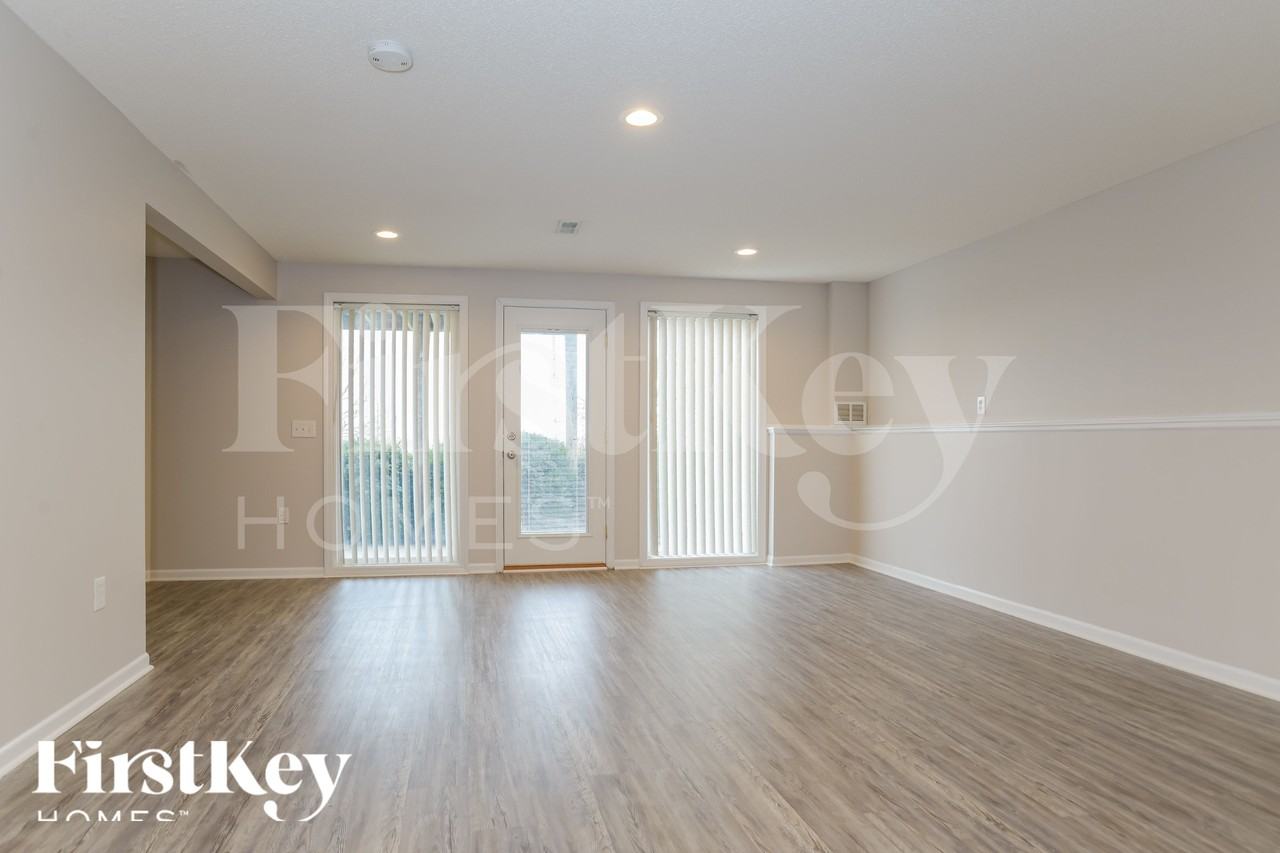 11123 N Lewis Ave - Photo 2 of 18