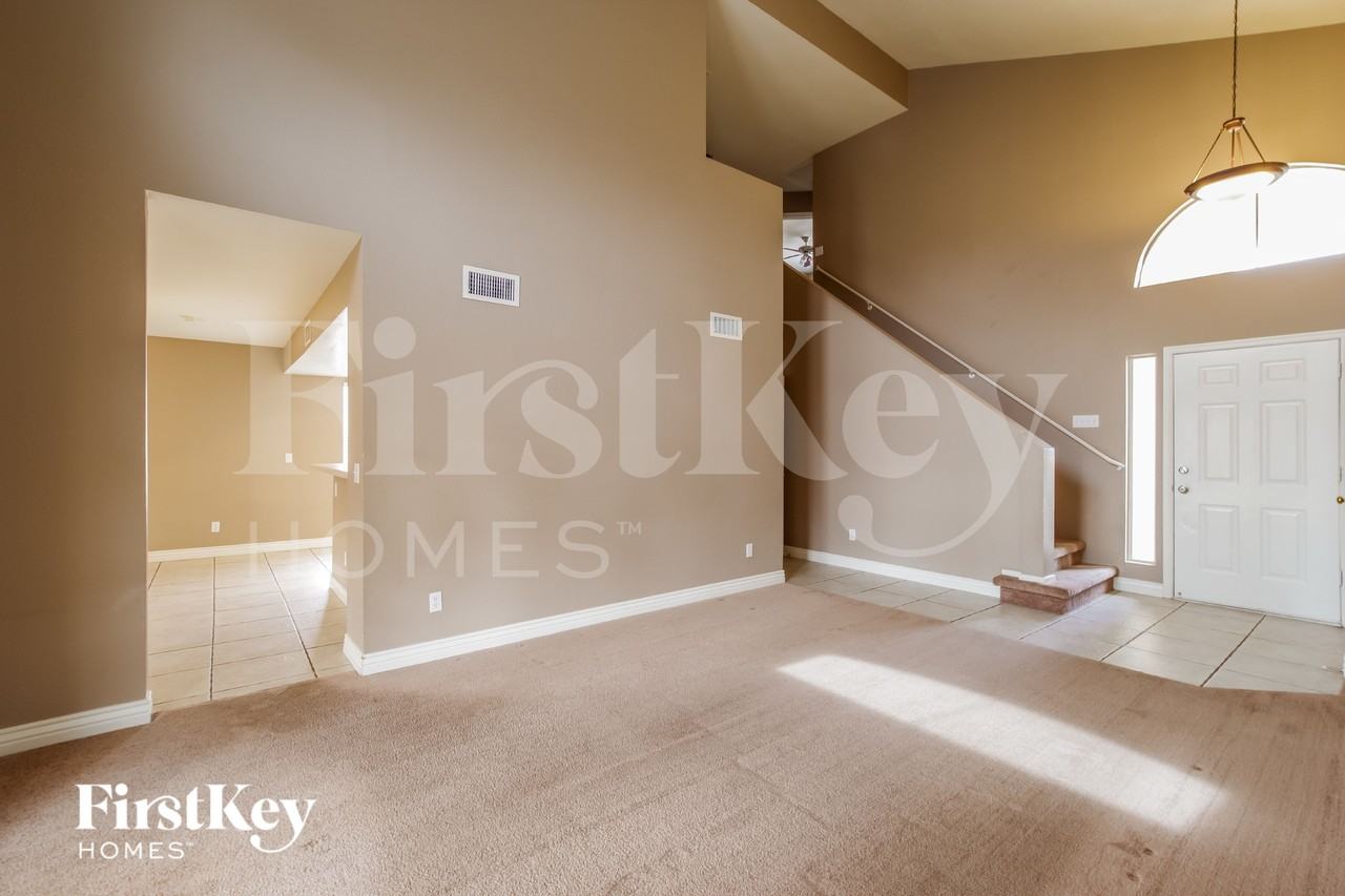 5011 W Oraibi Dr - Photo 5 of 18