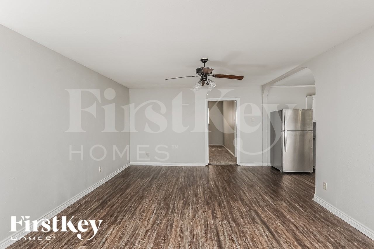 2202 Lockwood Dr - Photo 2 of 18