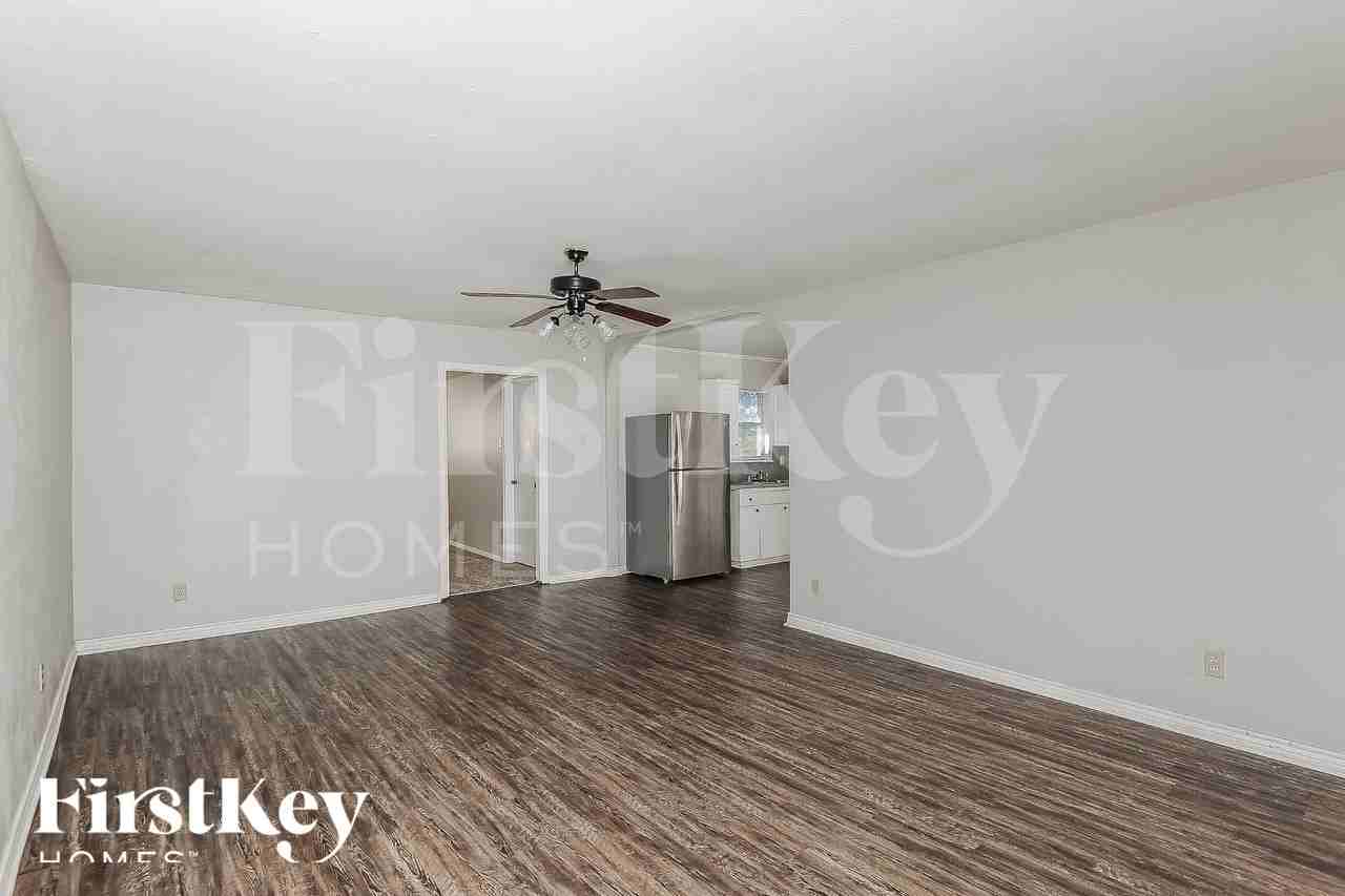 2202 Lockwood Dr - Photo 3 of 18