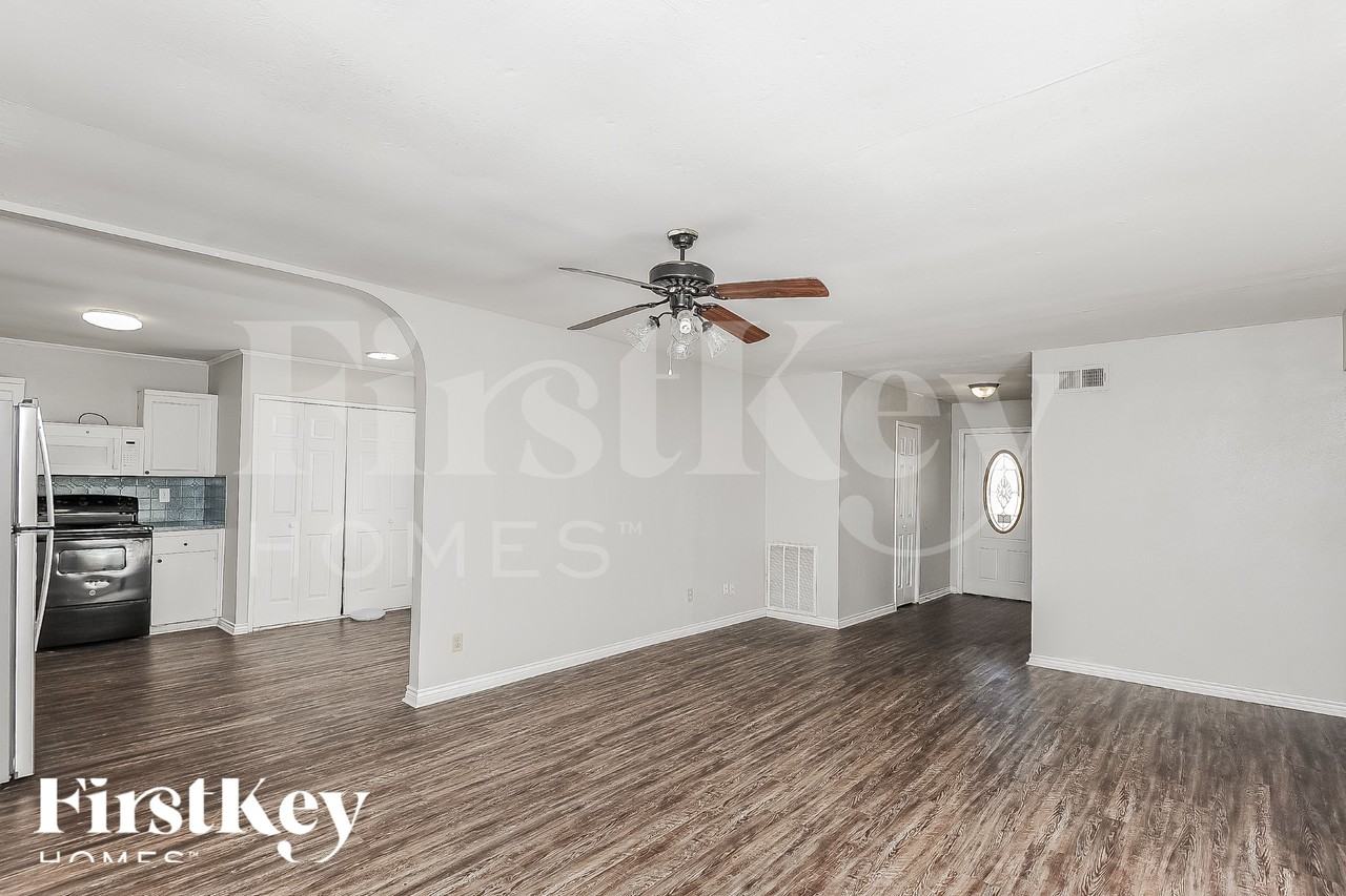 2202 Lockwood Dr - Photo 4 of 18