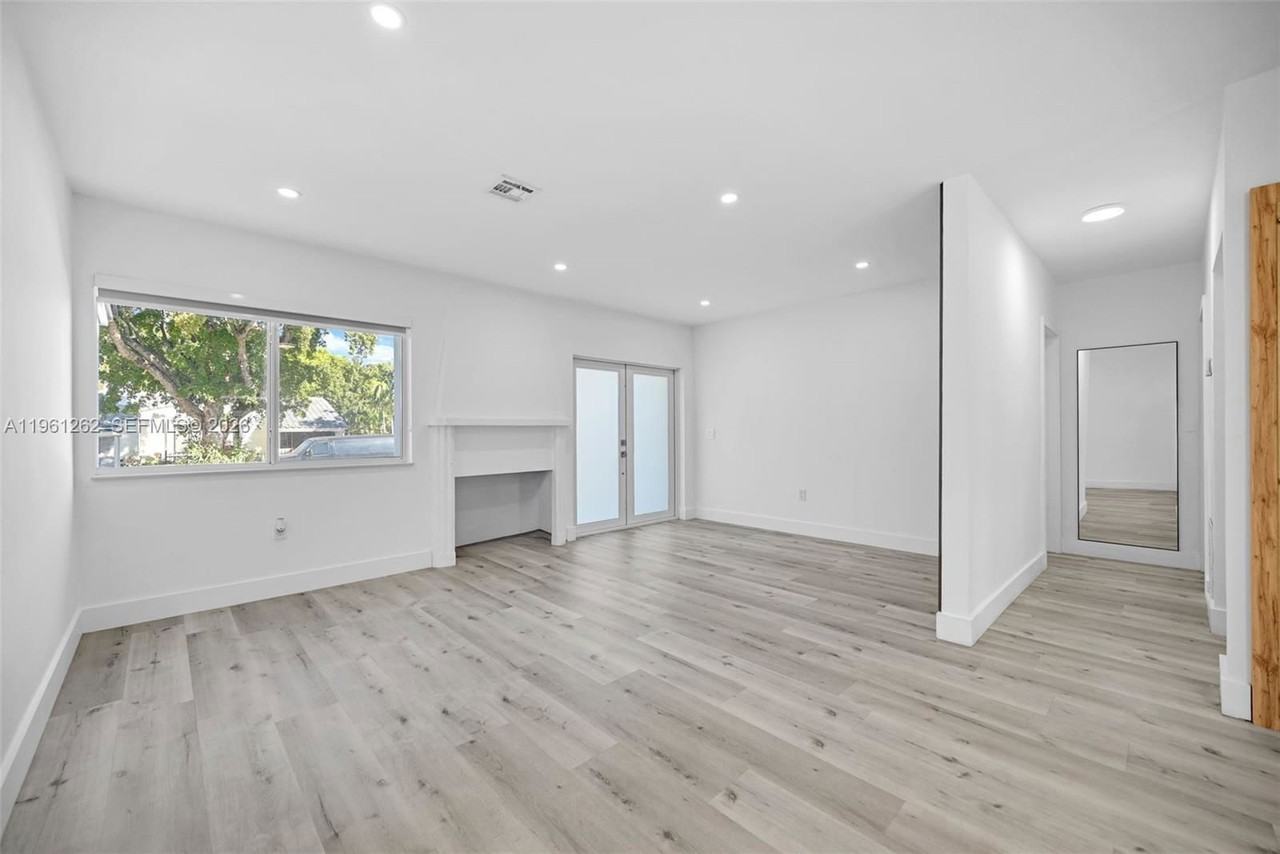 876 Ne 81st St - Photo 2 of 8