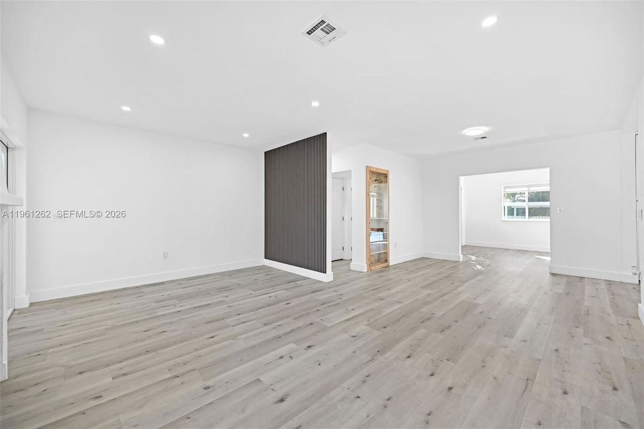 876 Ne 81st St - Photo 4 of 8