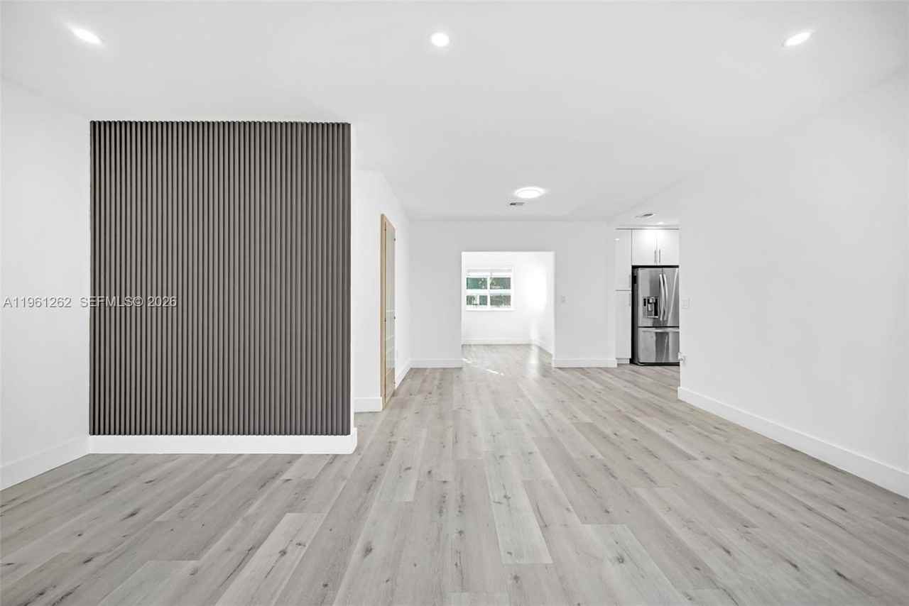 876 Ne 81st St - Photo 5 of 8