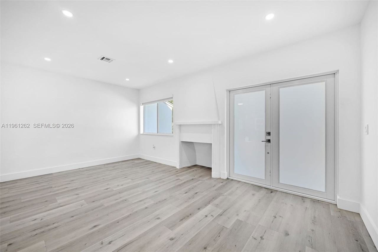 876 Ne 81st St - Photo 6 of 8