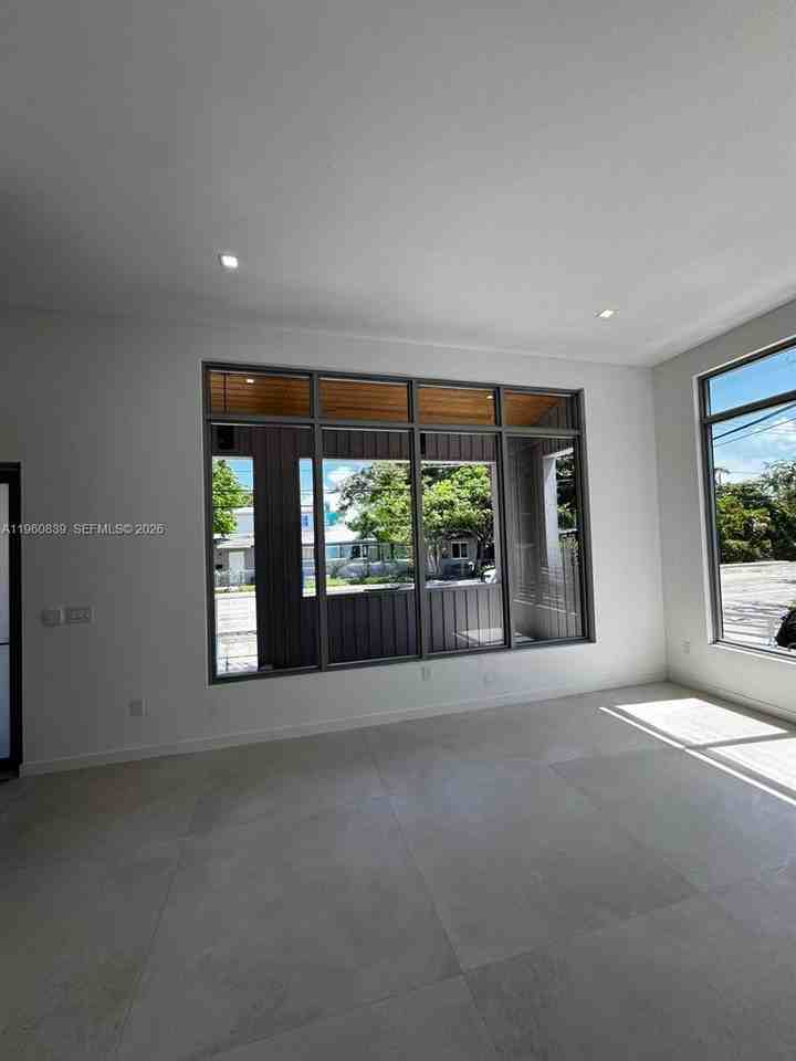 3204 Plaza St - Photo 2 of 8