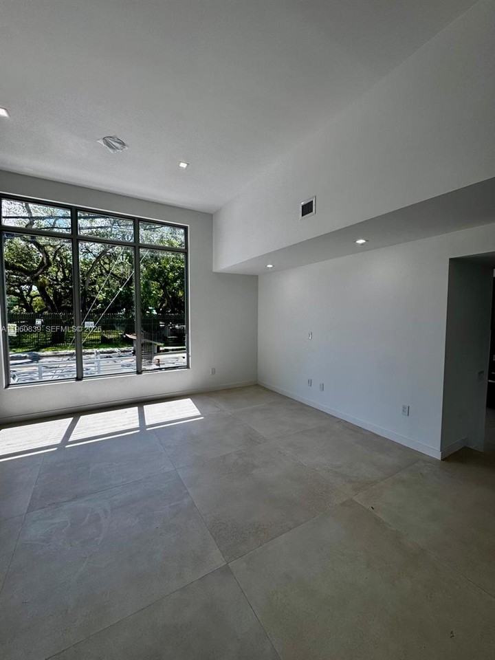 3204 Plaza St - Photo 3 of 8