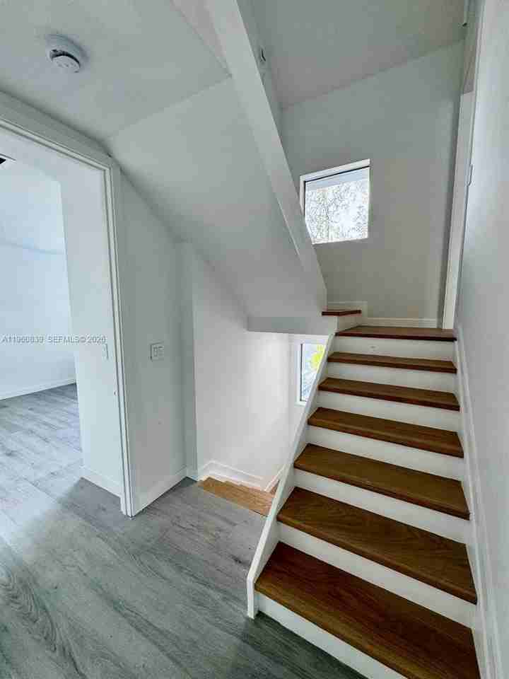 3204 Plaza St - Photo 4 of 8