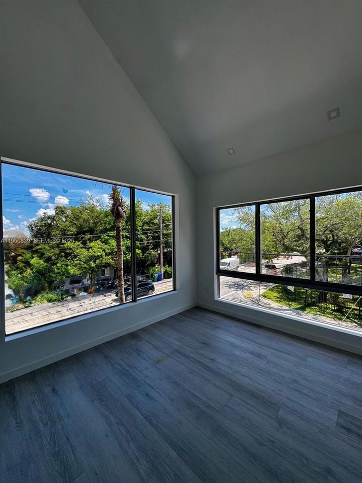 3204 Plaza St - Photo 5 of 8