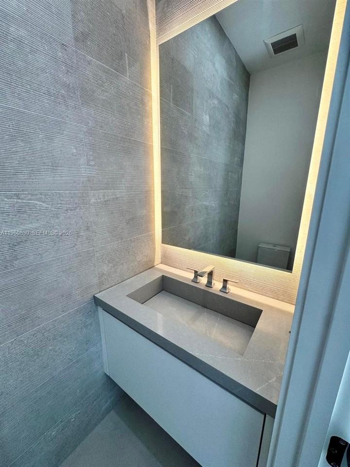 3204 Plaza St - Photo 6 of 8