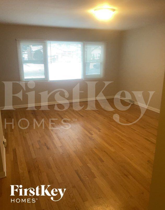 14340 Kenwood Ave - Photo 2 of 11